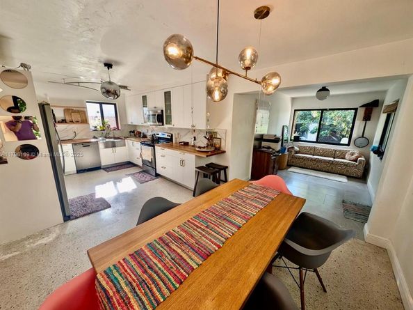 722 SW 10th St, Hallandale Beach FL 33009