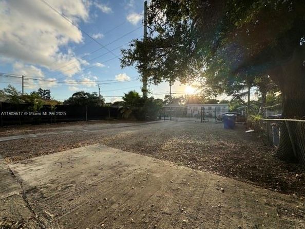 Undisclosed Address #A11909617, Miami FL 33142