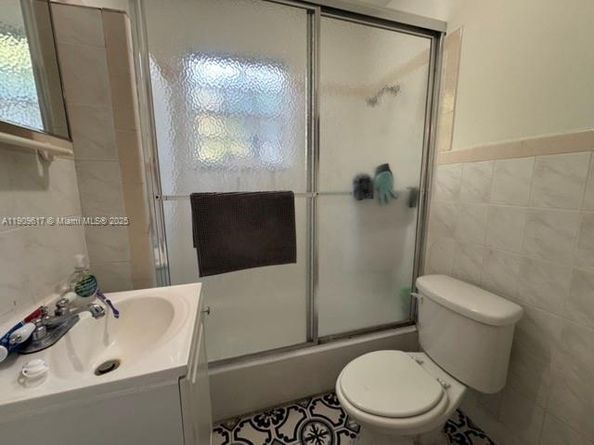 Undisclosed Address #A11909617, Miami FL 33142