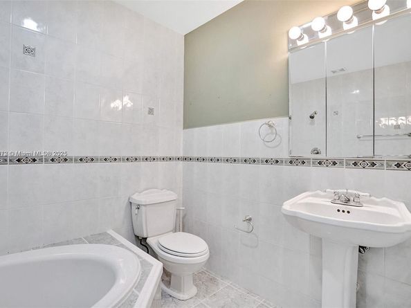 281 NE 169th St, North Miami Beach FL 33162