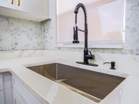 2780 N Pine Island Rd 211, Sunrise FL 33322