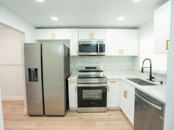 2780 N Pine Island Rd 211, Sunrise FL 33322