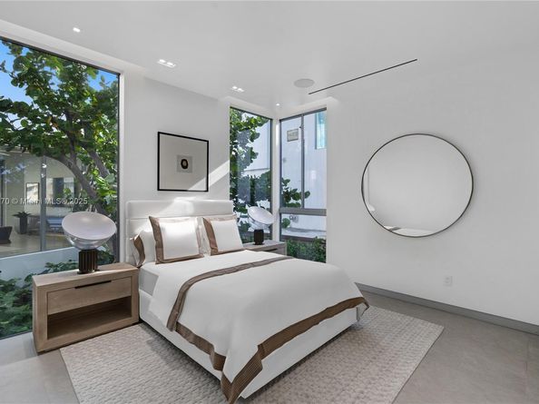 501 Palm Dr, Hallandale Beach FL 33009