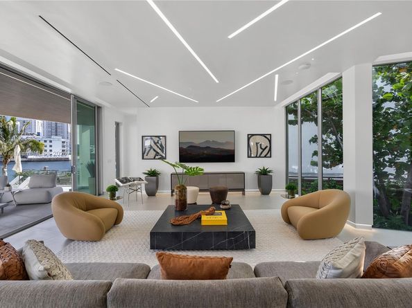 501 Palm Dr, Hallandale Beach FL 33009