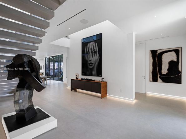 501 Palm Dr, Hallandale Beach FL 33009