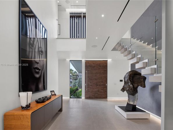 501 Palm Dr, Hallandale Beach FL 33009