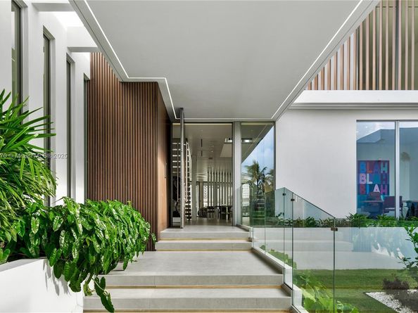 501 Palm Dr, Hallandale Beach FL 33009