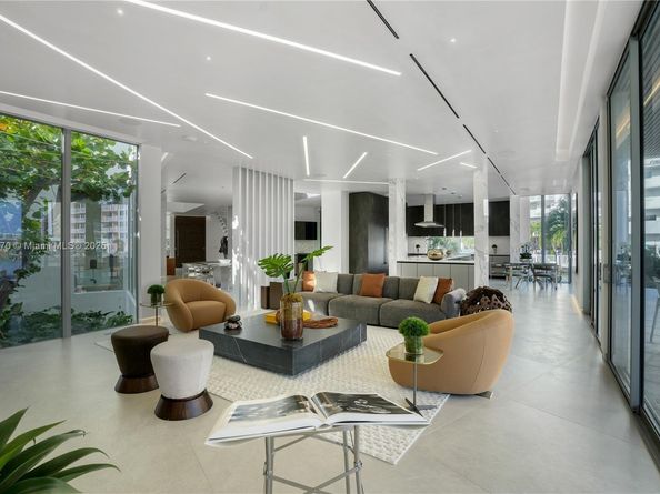 501 Palm Dr, Hallandale Beach FL 33009