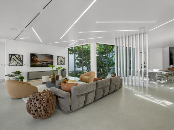 501 Palm Dr, Hallandale Beach FL 33009