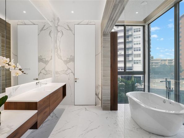 501 Palm Dr, Hallandale Beach FL 33009