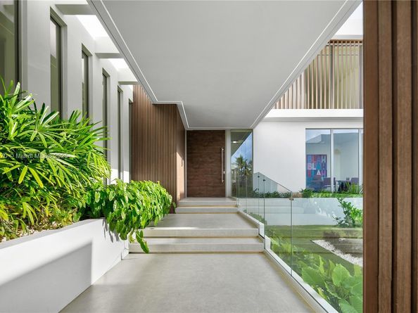 501 Palm Dr, Hallandale Beach FL 33009