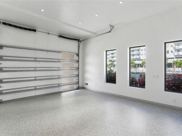 501 Palm Dr, Hallandale Beach FL 33009