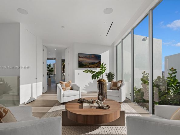 501 Palm Dr, Hallandale Beach FL 33009