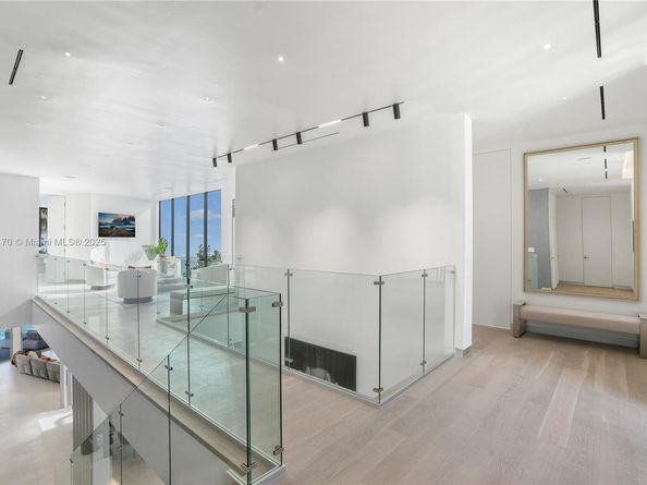 501 Palm Dr, Hallandale Beach FL 33009