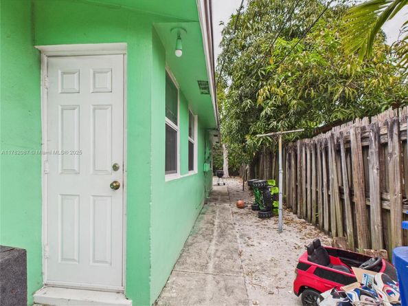 1713 SW 11th Ct, Fort Lauderdale FL 33312