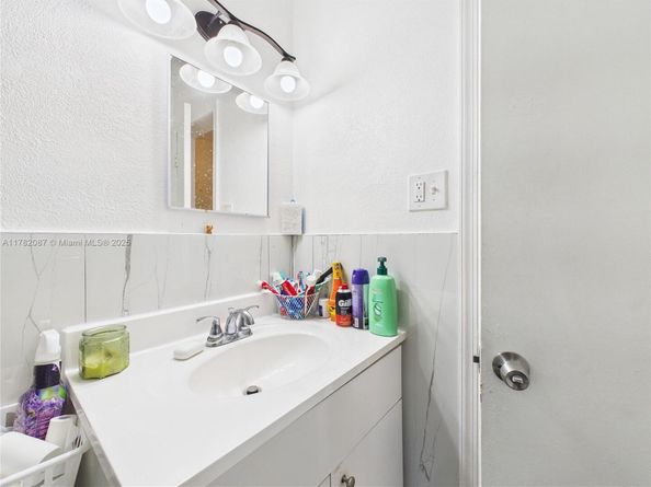 1713 SW 11th Ct, Fort Lauderdale FL 33312