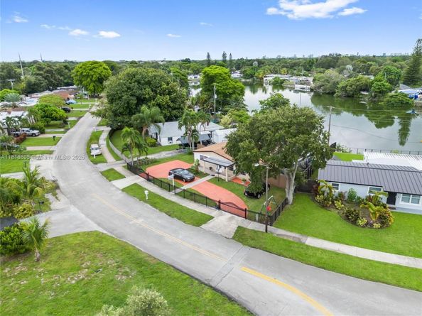 5930 N Farragut Dr, Hollywood FL 33021