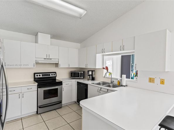 6090 NW 179th Ter, Hialeah FL 33015