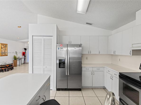 6090 NW 179th Ter, Hialeah FL 33015