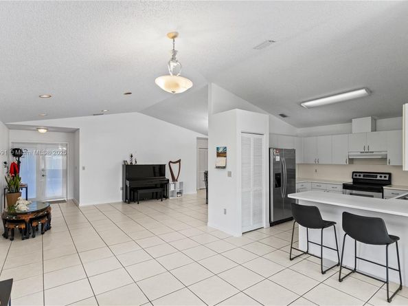 6090 NW 179th Ter, Hialeah FL 33015