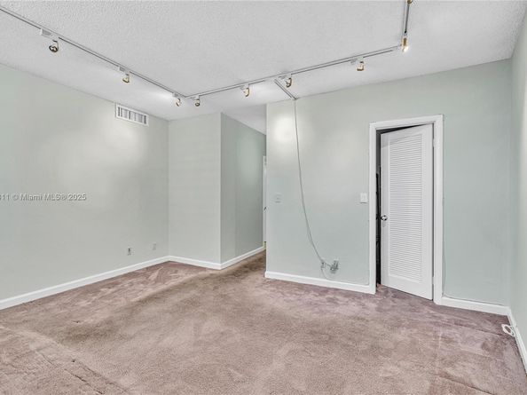 90 Edgewater Dr 624, Coral Gables FL 33133