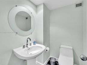 90 Edgewater Dr 624, Coral Gables FL 33133