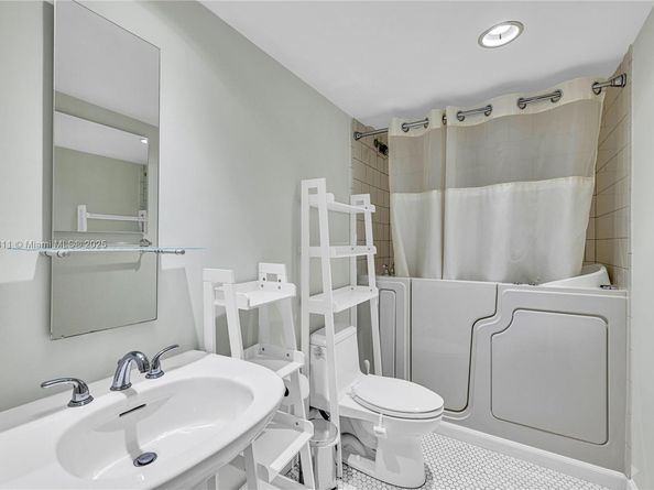 90 Edgewater Dr 624, Coral Gables FL 33133