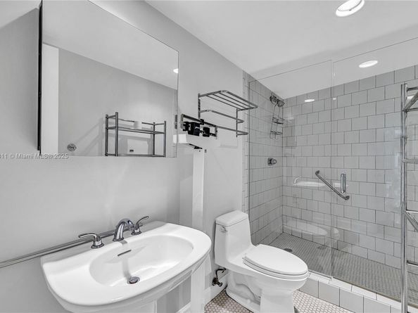 90 Edgewater Dr 624, Coral Gables FL 33133