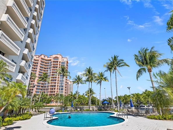 90 Edgewater Dr 624, Coral Gables FL 33133