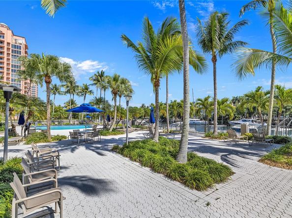 90 Edgewater Dr 624, Coral Gables FL 33133