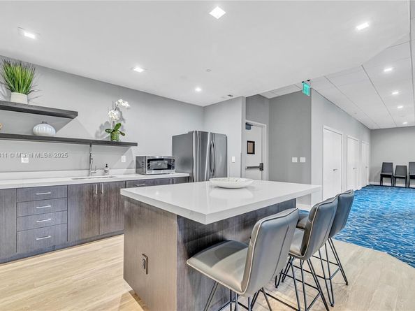 90 Edgewater Dr 624, Coral Gables FL 33133