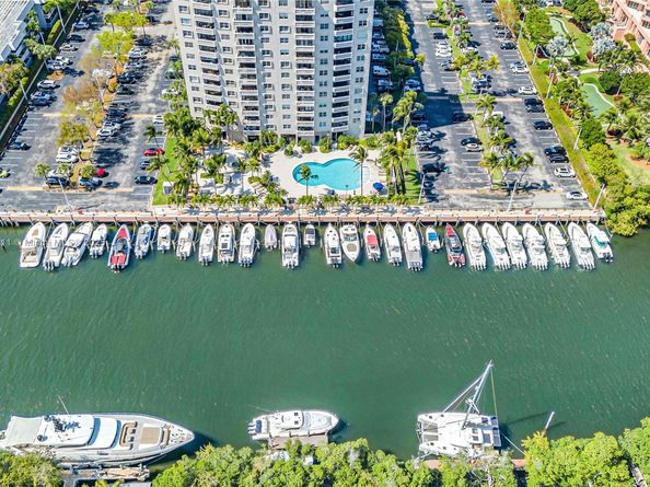 90 Edgewater Dr 624, Coral Gables FL 33133