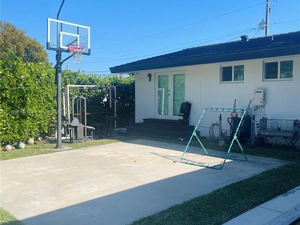 8841 SW 54th St, Miami FL 33165