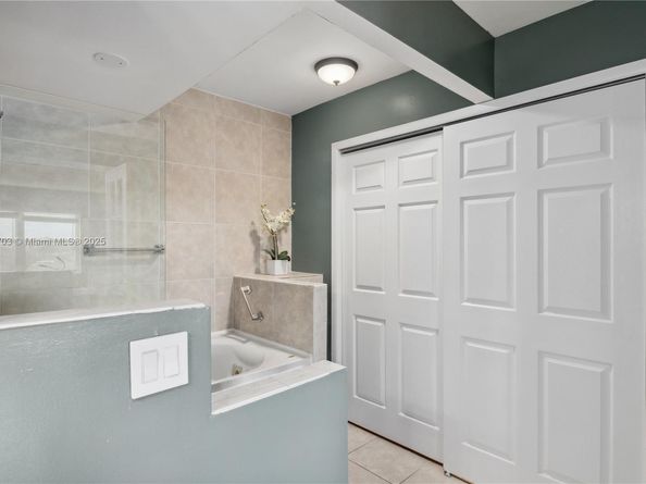 401 Golden Isles Dr 1012, Hallandale Beach FL 33009