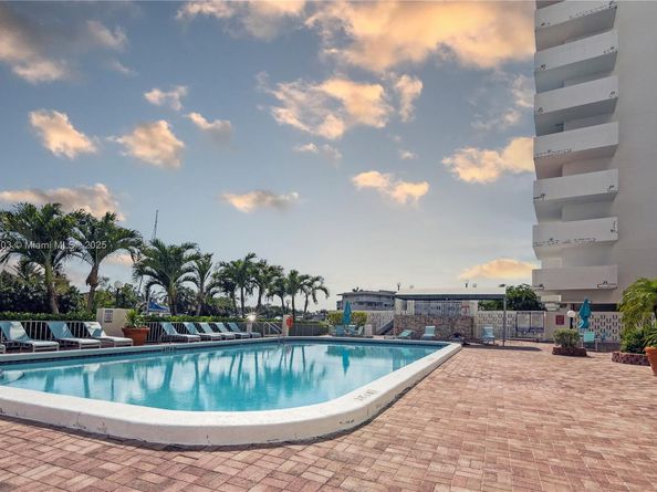 401 Golden Isles Dr 1012, Hallandale Beach FL 33009