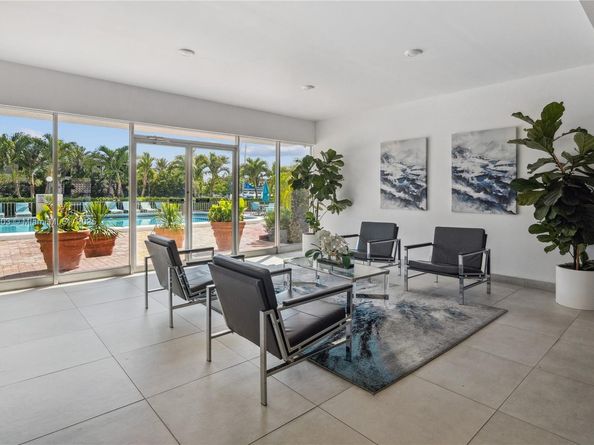 401 Golden Isles Dr 1012, Hallandale Beach FL 33009