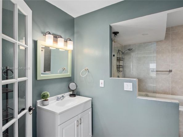 401 Golden Isles Dr 1012, Hallandale Beach FL 33009