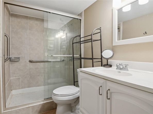 401 Golden Isles Dr 1012, Hallandale Beach FL 33009