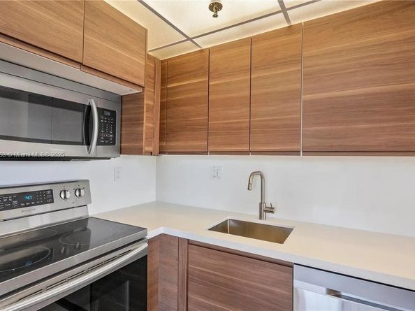 17890 W Dixie Hwy 606, North Miami Beach FL 33160