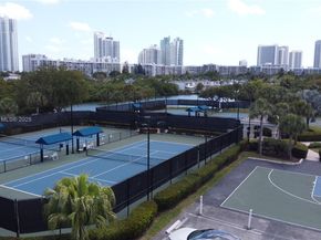 826 E Spinnaker Dr E, Hollywood FL 33019