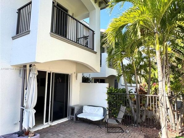 826 E Spinnaker Dr E, Hollywood FL 33019
