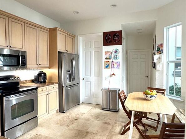 826 E Spinnaker Dr E, Hollywood FL 33019