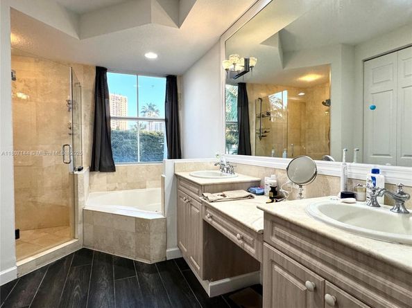 826 E Spinnaker Dr E, Hollywood FL 33019