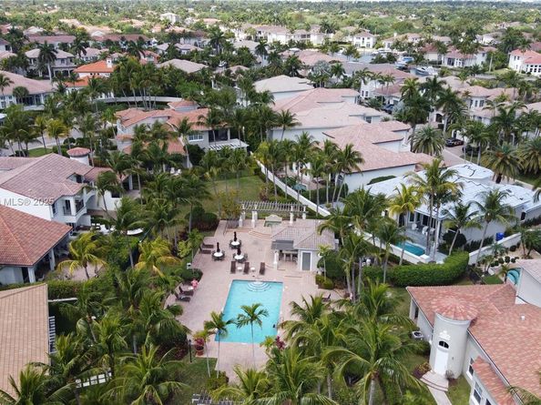 826 E Spinnaker Dr E, Hollywood FL 33019