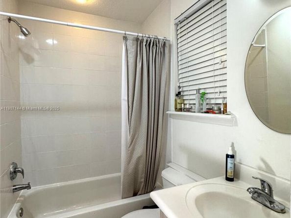 826 E Spinnaker Dr E, Hollywood FL 33019