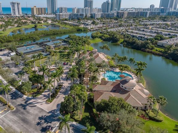 826 E Spinnaker Dr E, Hollywood FL 33019