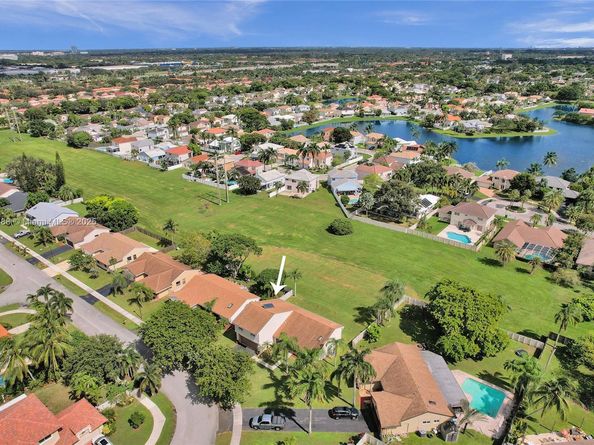640 Fairfax Ave, Davie FL 33325