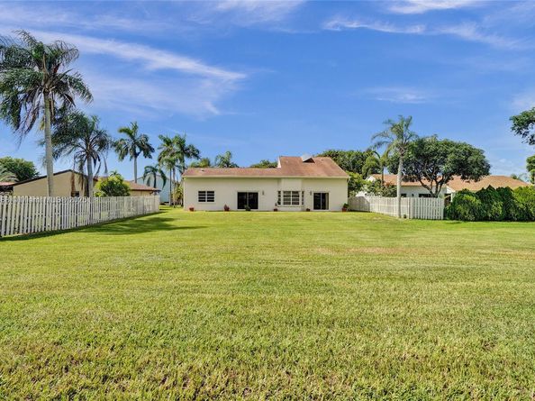640 Fairfax Ave, Davie FL 33325