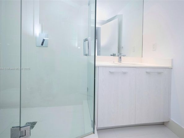 45 SW 9th St 1504, Miami FL 33130