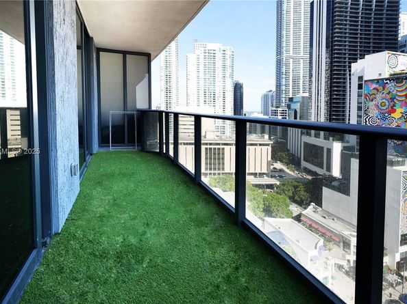 45 SW 9th St 1504, Miami FL 33130